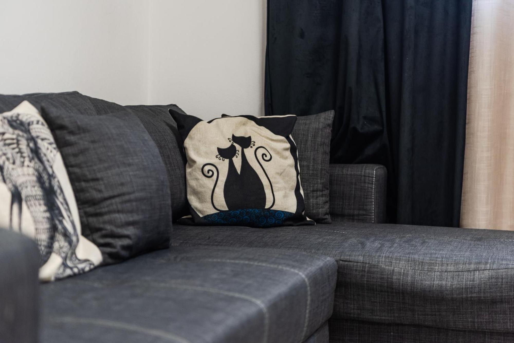 Noir By Apartment *